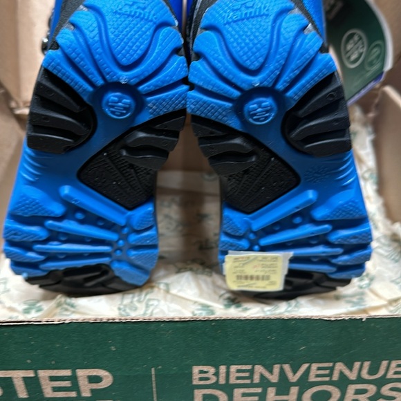 Little kid size 11 winter boots - Picture 4 of 7